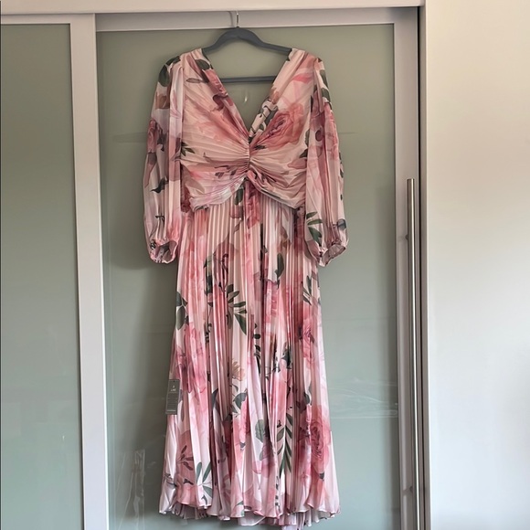 le chateau Dresses & Skirts - Floral Pink Dress